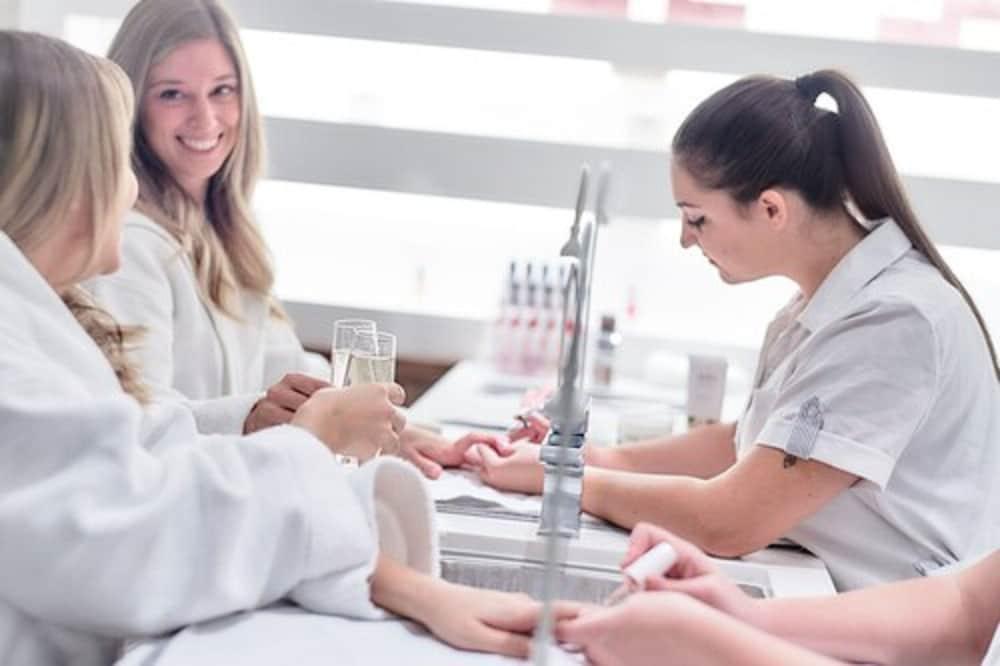 Otl Gouverneur Sherbrooke Bagian luar foto Students at the International Dermal Institute