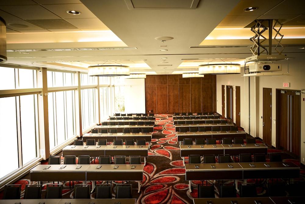 Otl Gouverneur Sherbrooke Bagian luar foto The 10th floor of the Marriott Center