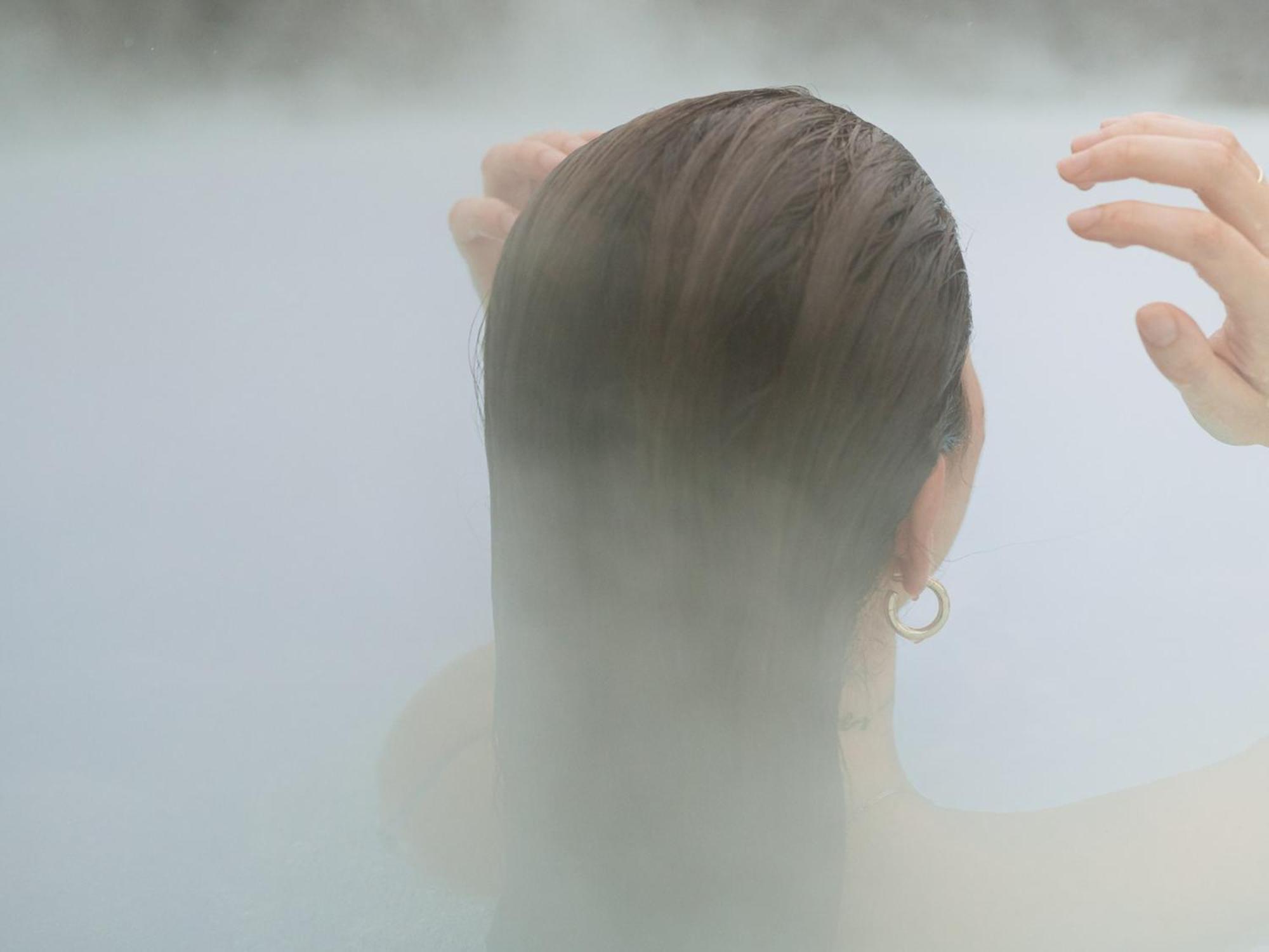 Otl Gouverneur Sherbrooke Bagian luar foto A woman in a shower