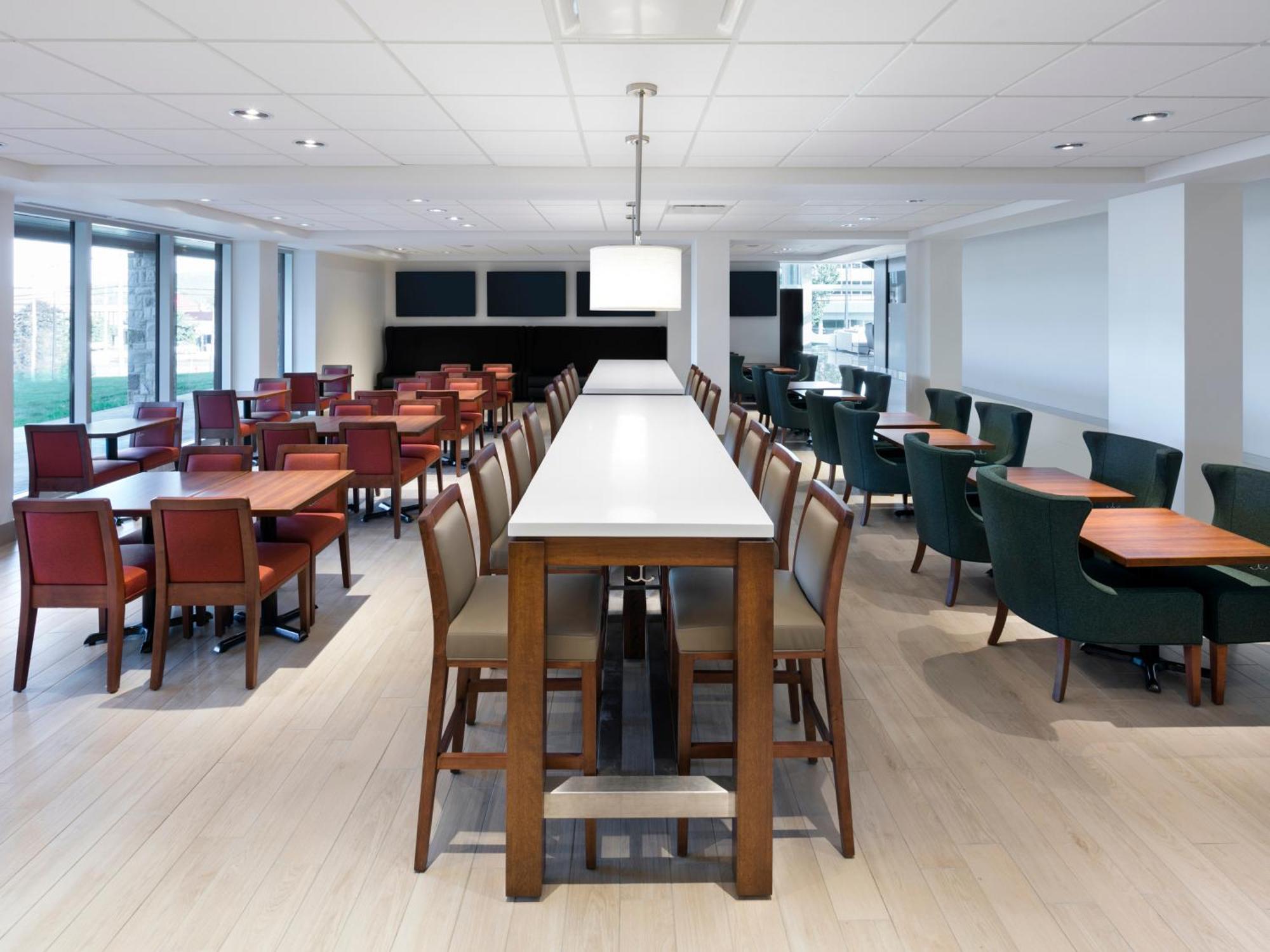 Otl Gouverneur Sherbrooke Bagian luar foto The dining room at the new residence hall