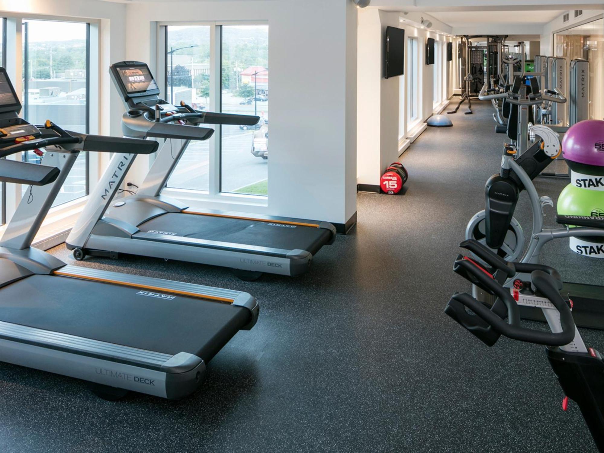 Otl Gouverneur Sherbrooke Bagian luar foto The gym at the hotel