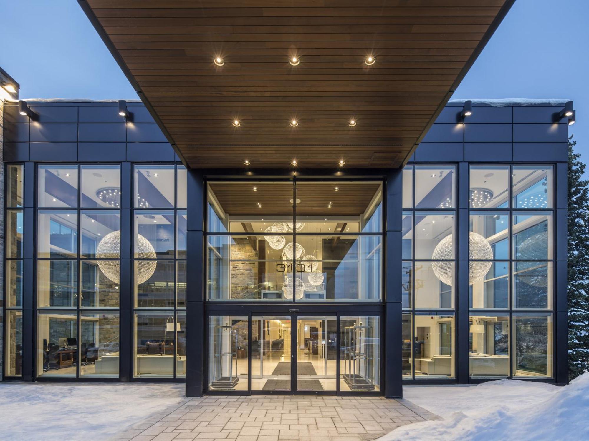 Otl Gouverneur Sherbrooke Bagian luar foto The entrance to the hotel