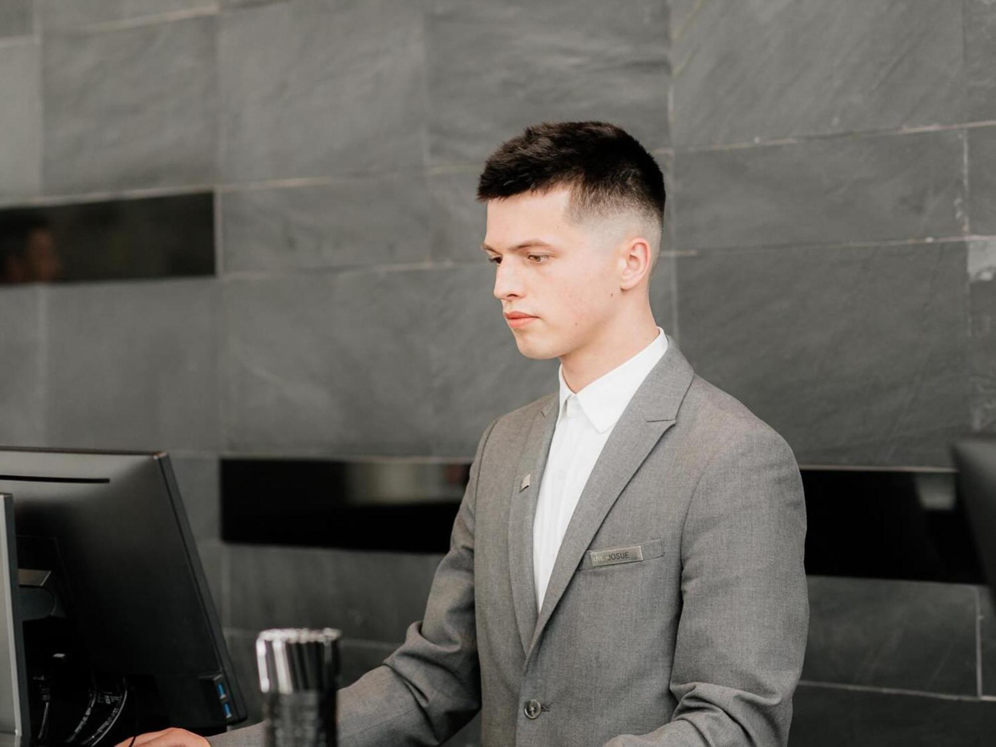 Otl Gouverneur Sherbrooke Bagian luar foto A man with a fade haircut