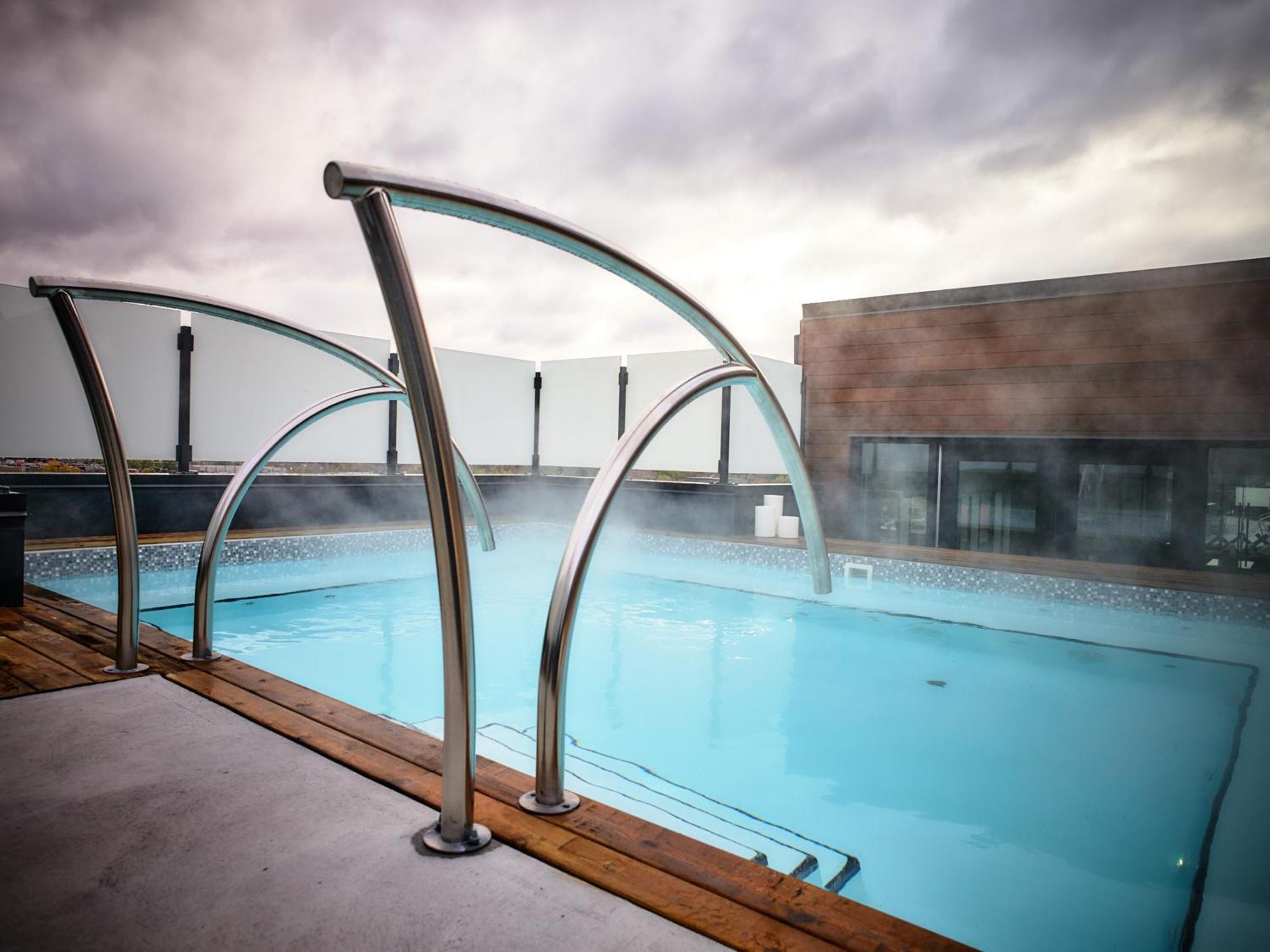 Otl Gouverneur Sherbrooke Bagian luar foto The rooftop pool at the hotel