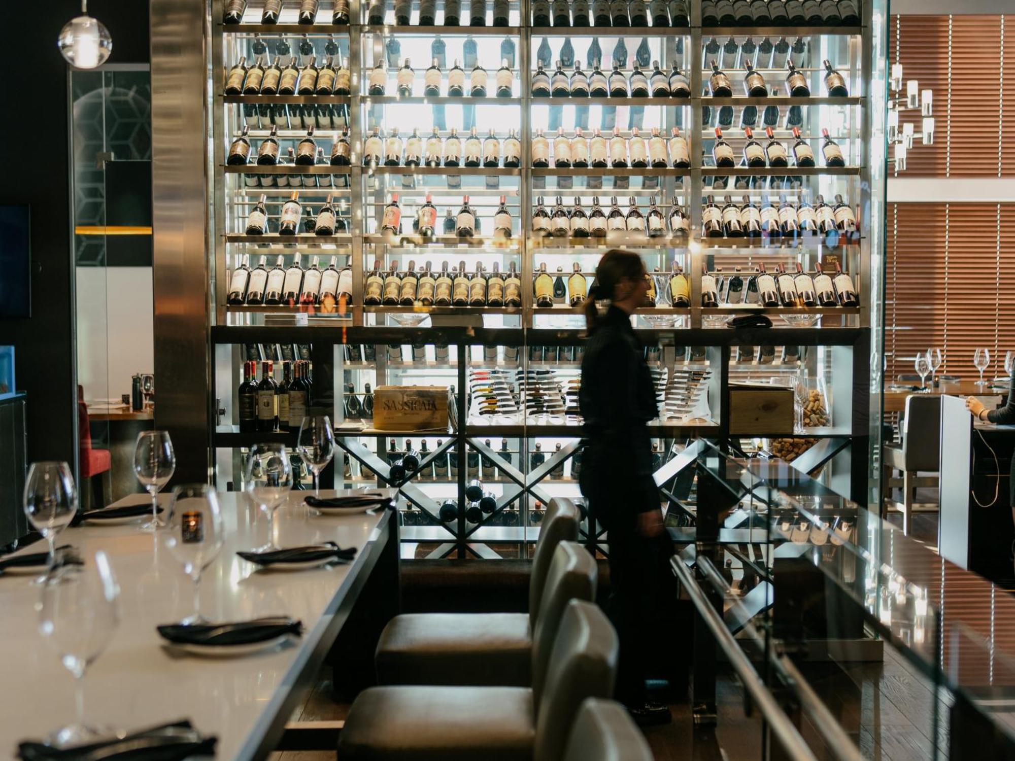 Otl Gouverneur Sherbrooke Bagian luar foto Wine bar in Tokyo