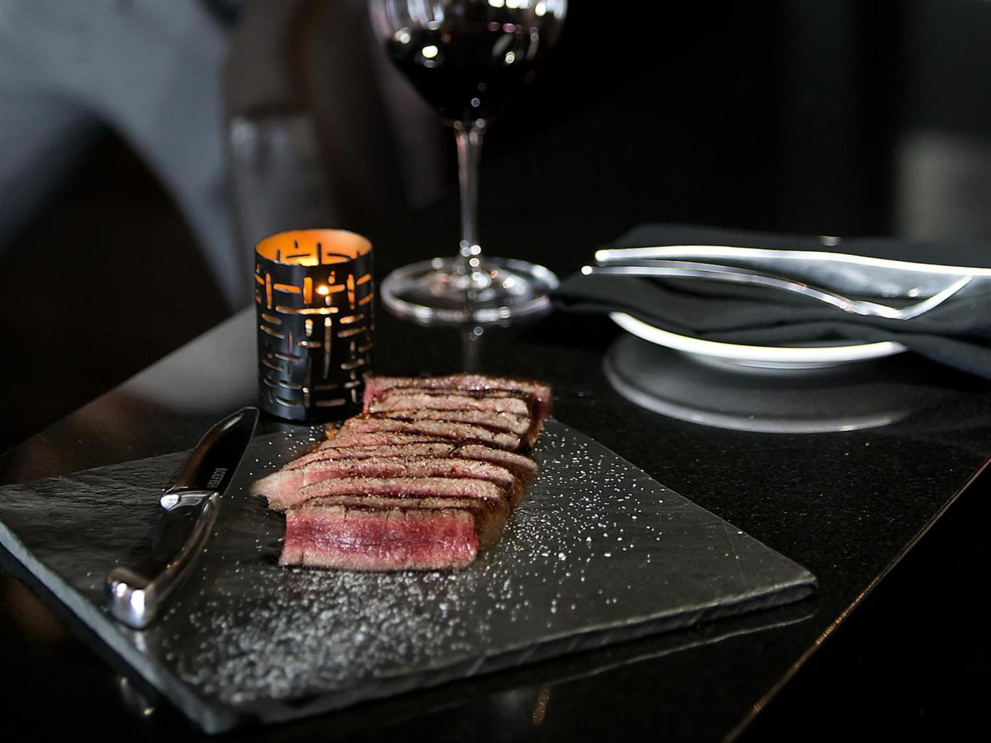 Otl Gouverneur Sherbrooke Bagian luar foto A steak at the restaurant