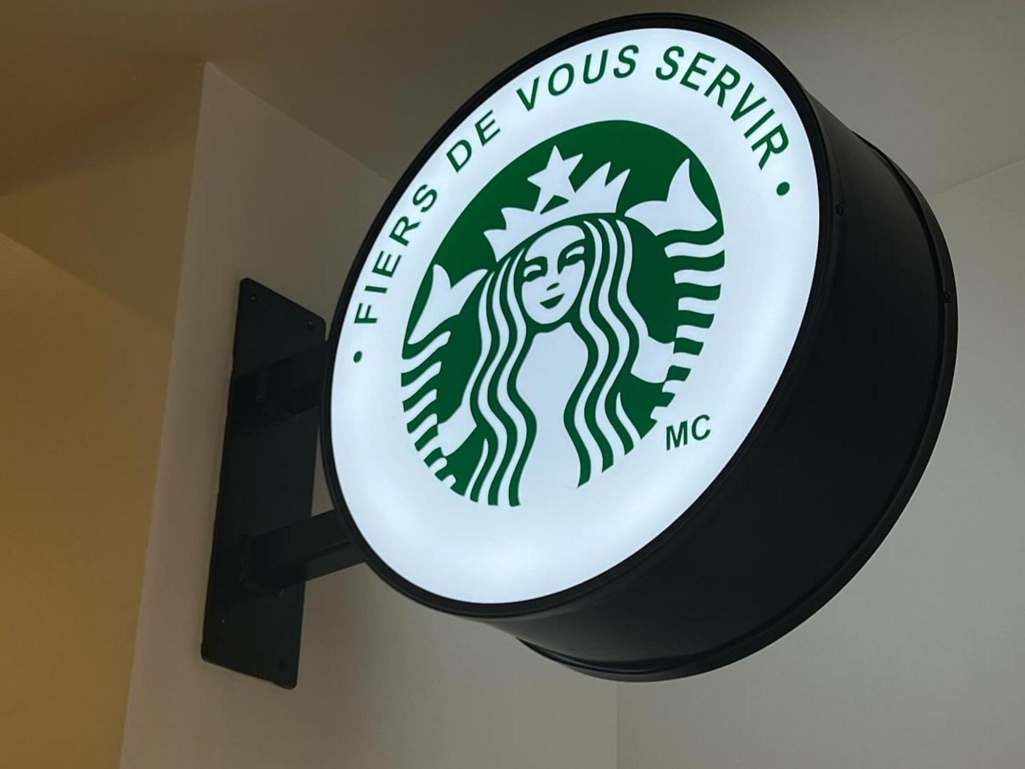 Otl Gouverneur Sherbrooke Bagian luar foto Starbucks in Paris