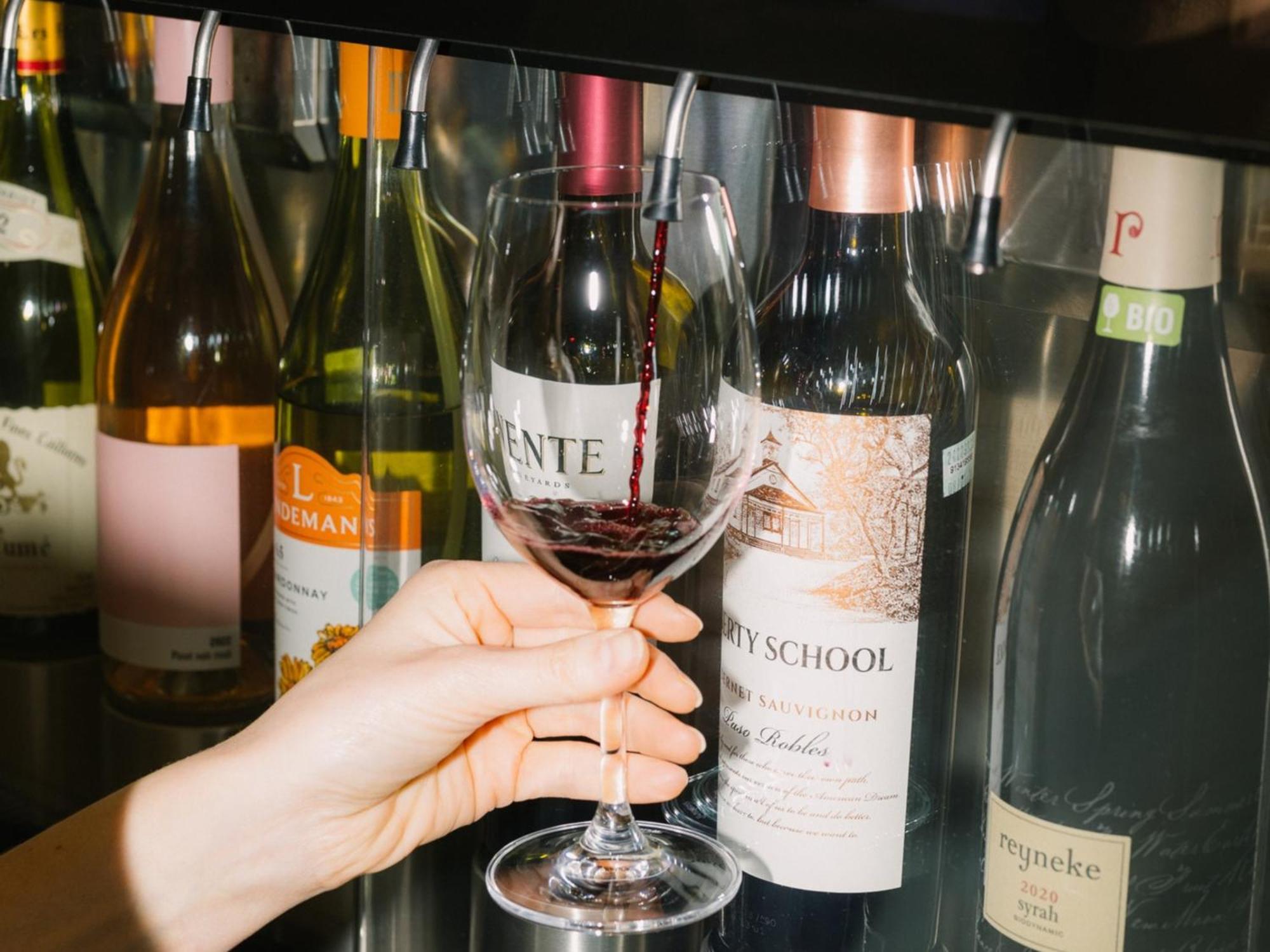 Otl Gouverneur Sherbrooke Bagian luar foto Wine tasting