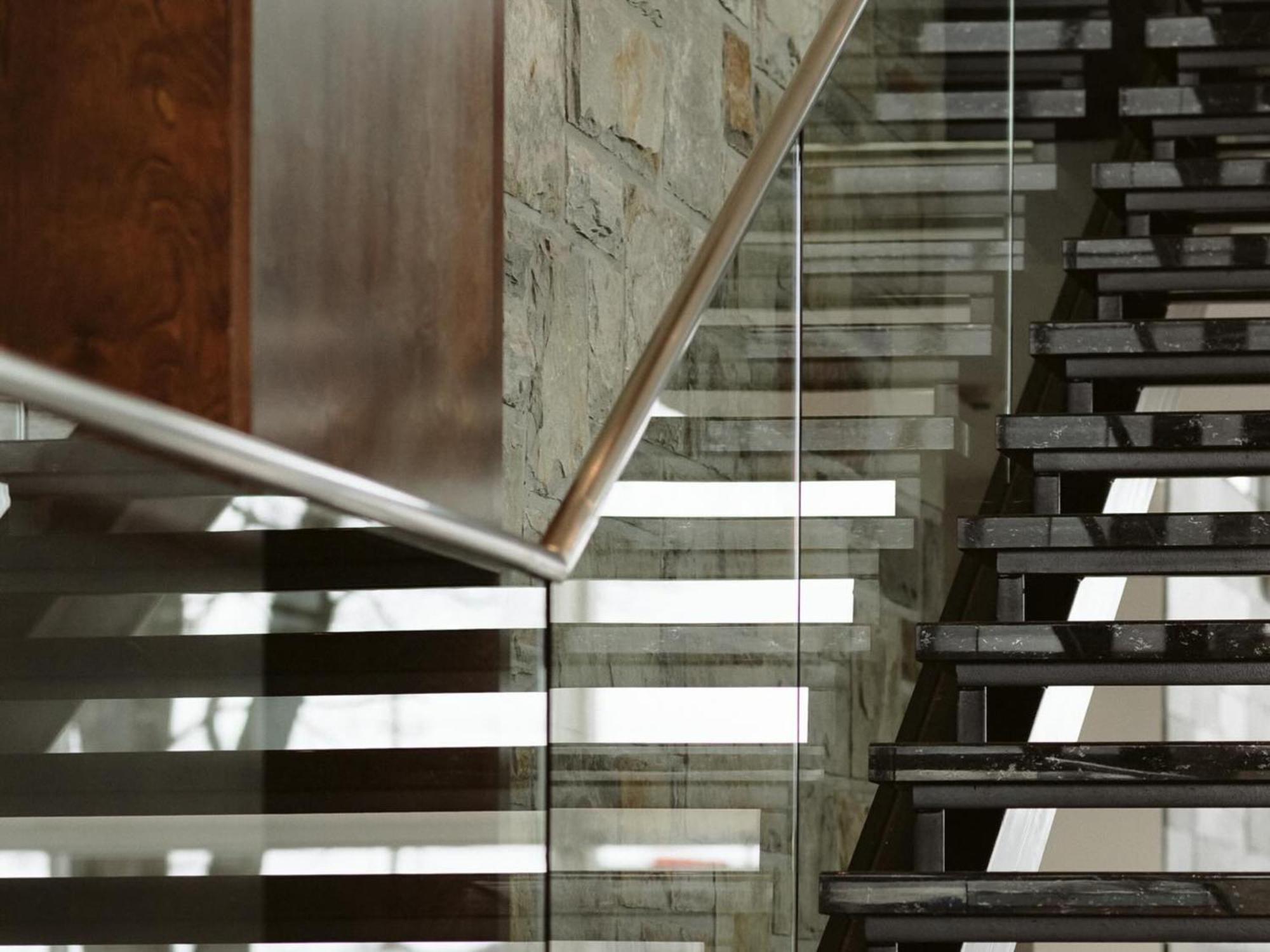 Otl Gouverneur Sherbrooke Bagian luar foto A glass balustrade