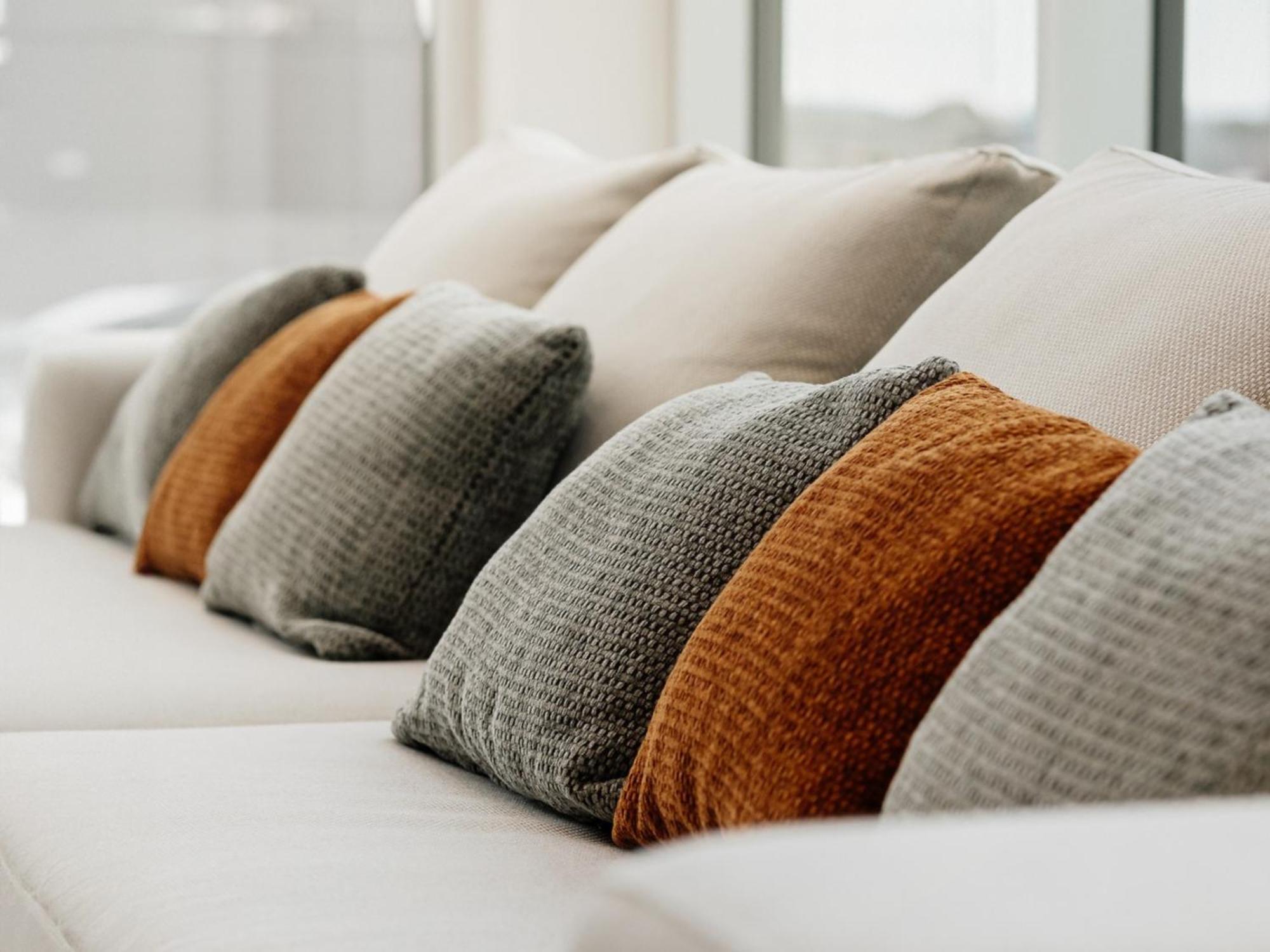 Otl Gouverneur Sherbrooke Bagian luar foto Cushions on a sofa