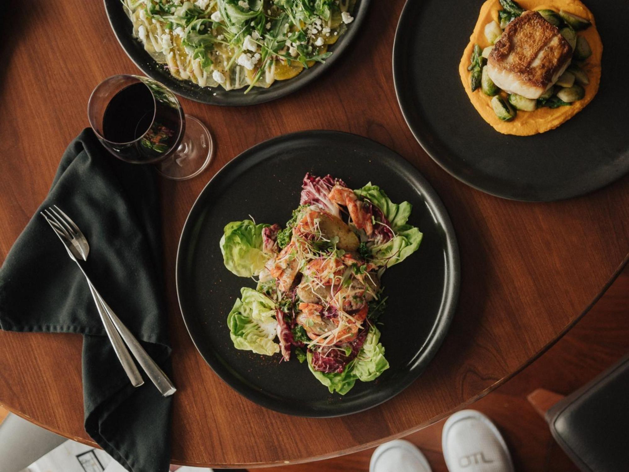 Otl Gouverneur Sherbrooke Bagian luar foto A meal at the restaurant