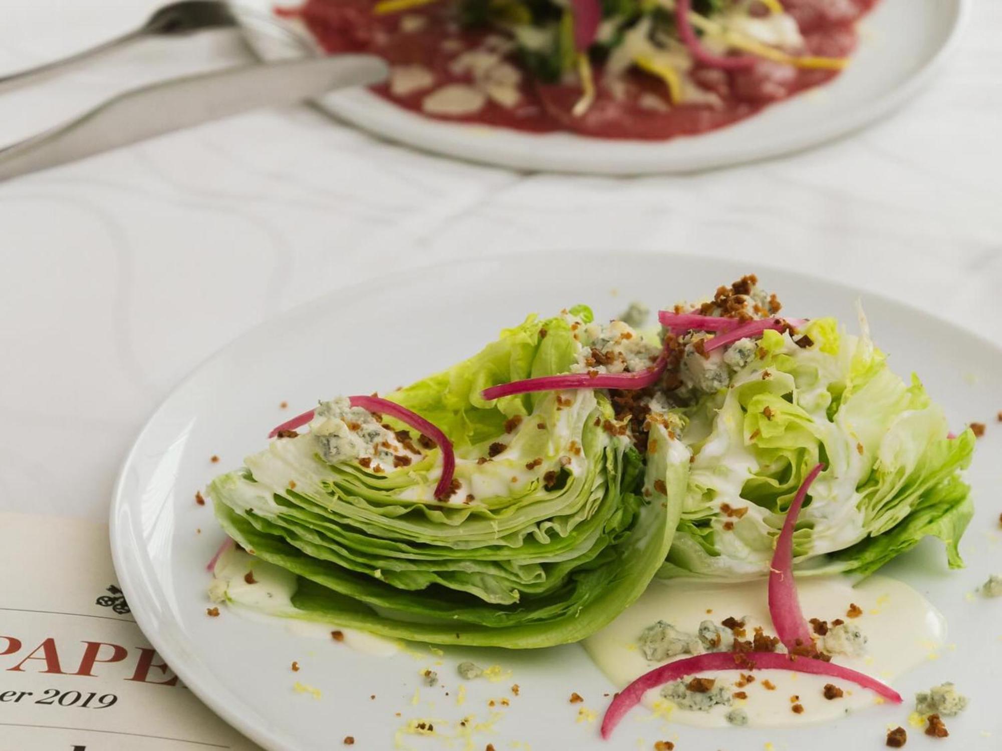 Otl Gouverneur Sherbrooke Bagian luar foto A wedge salad