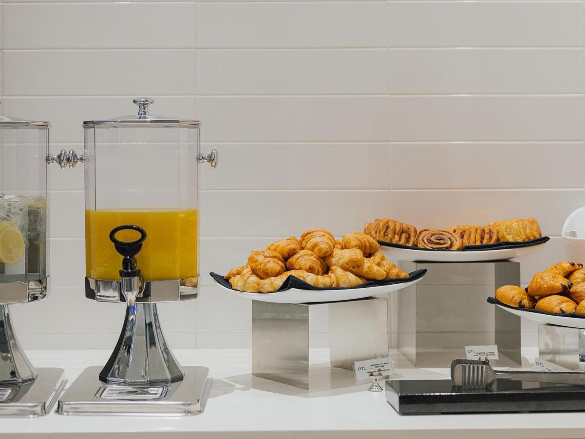 Otl Gouverneur Sherbrooke Bagian luar foto A buffet at a hotel