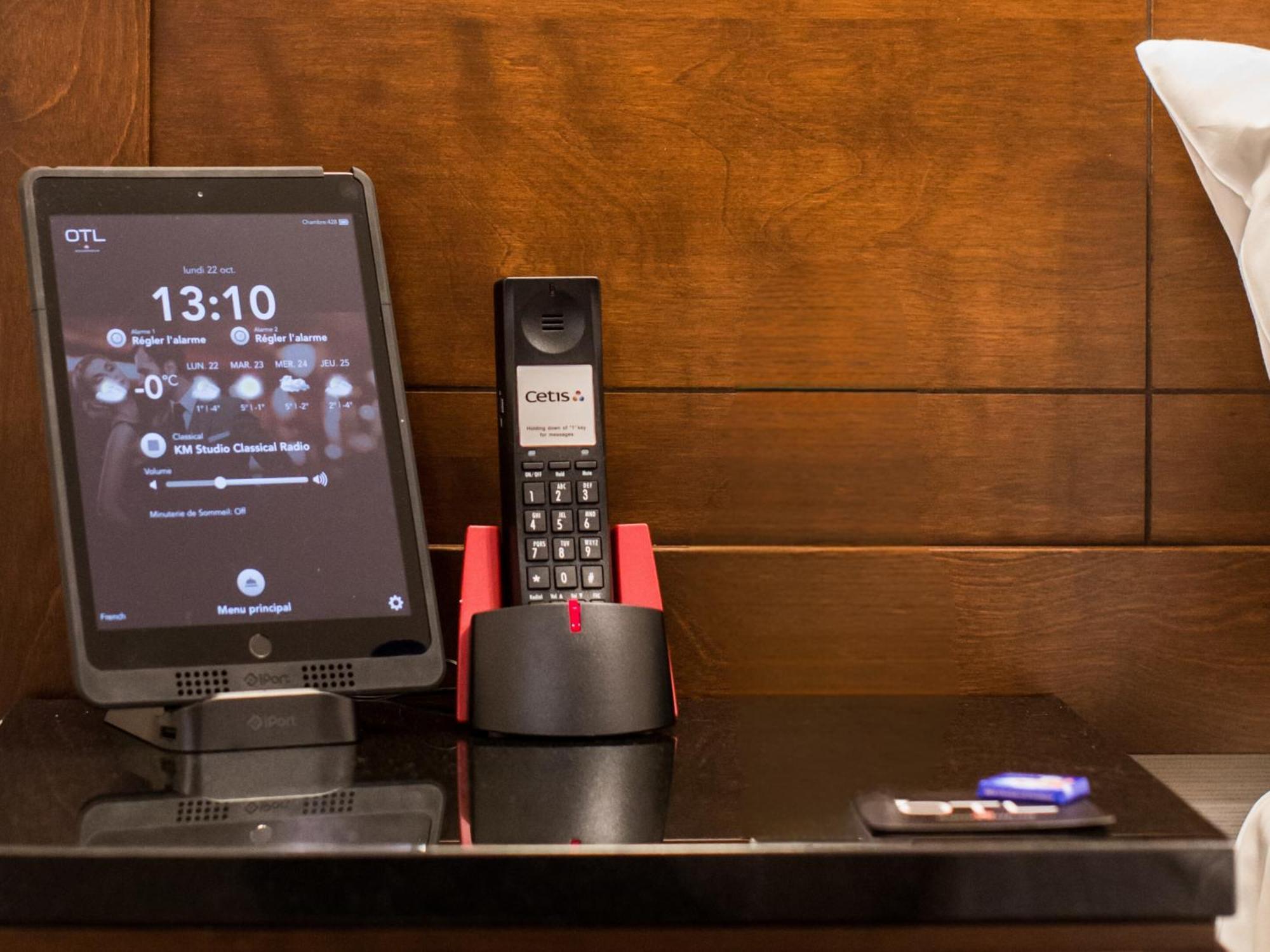 Otl Gouverneur Sherbrooke Bagian luar foto A phone and a tablet in a hotel room