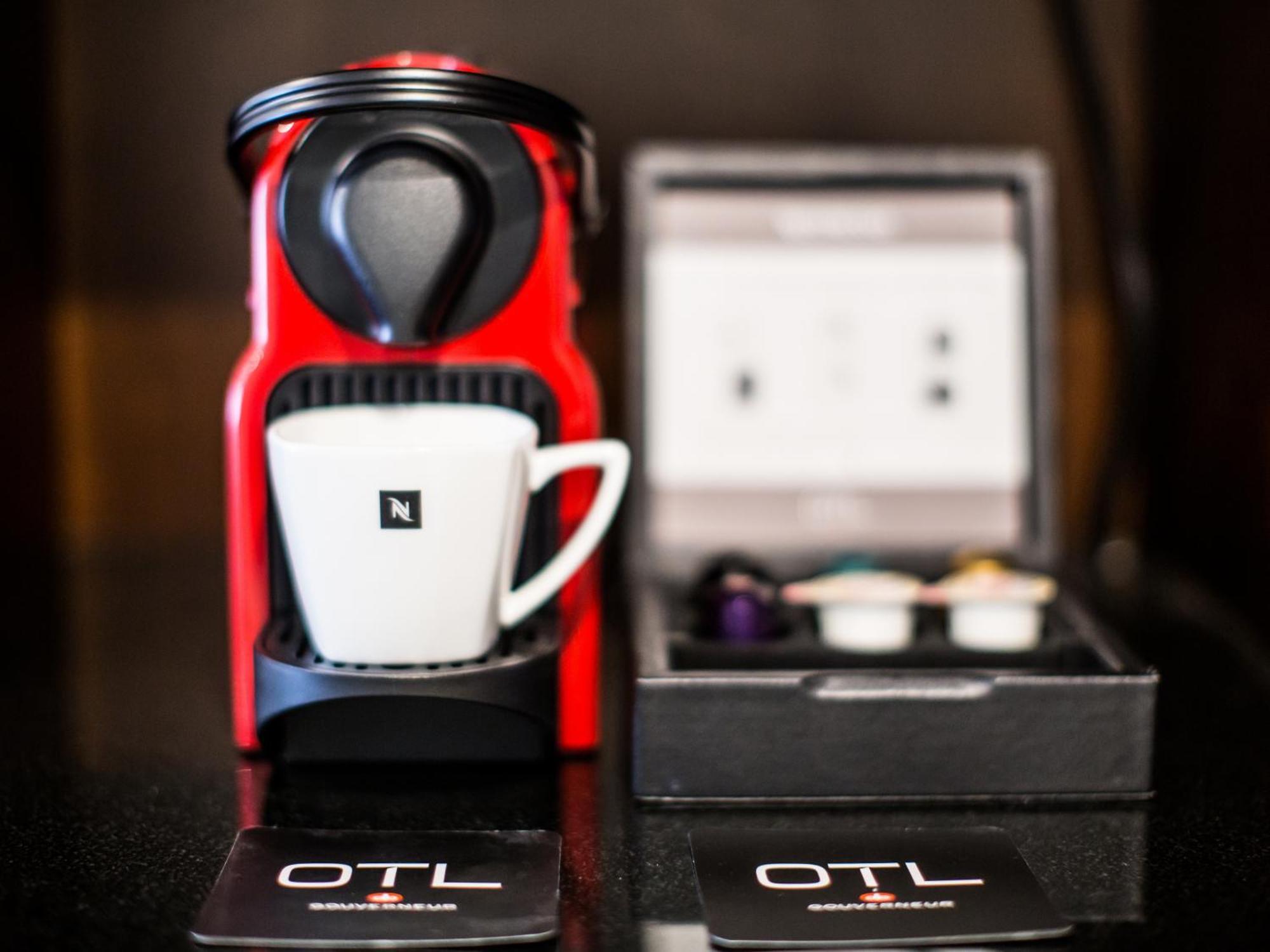 Otl Gouverneur Sherbrooke Bagian luar foto A Nespresso Inissia coffee machine