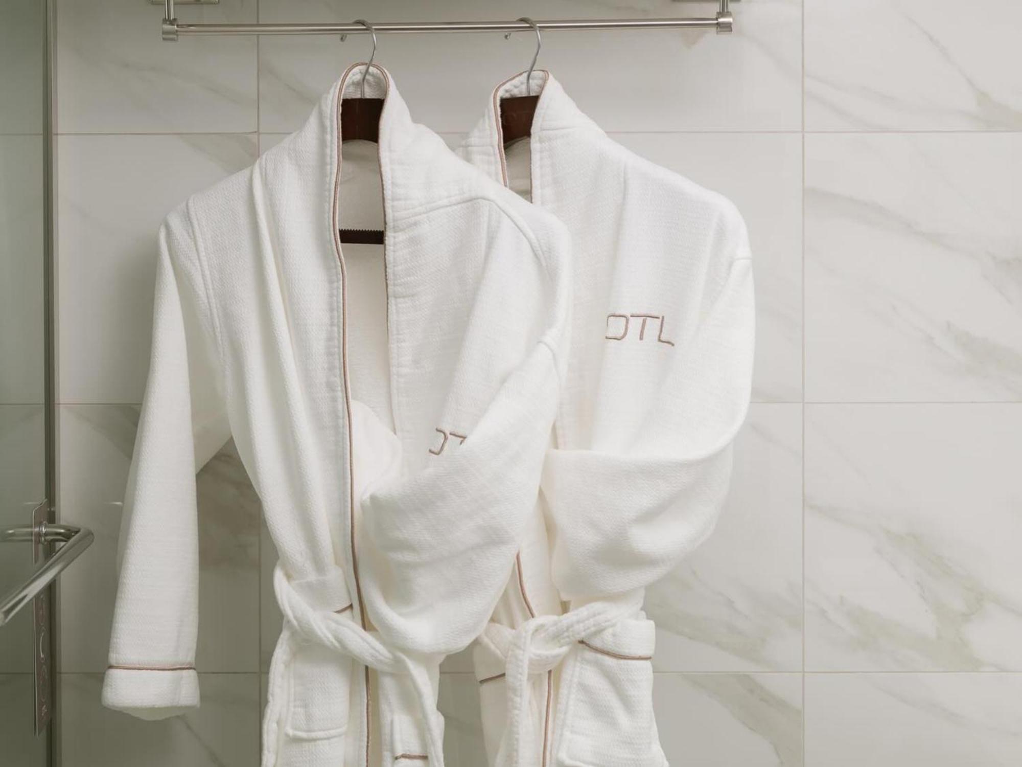 Otl Gouverneur Sherbrooke Bagian luar foto Bathrobes
